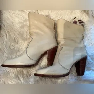 Zodiac Precious Cream 7 1/2 Western Boots with box
