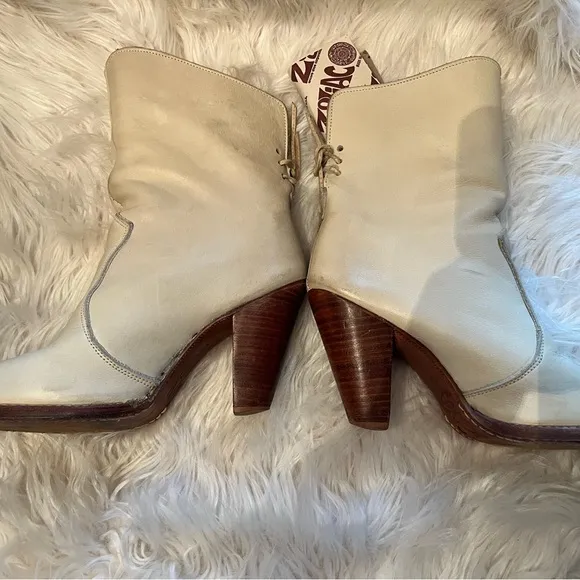 Zodiac Precious Cream 7 1/2 Western Boots with box