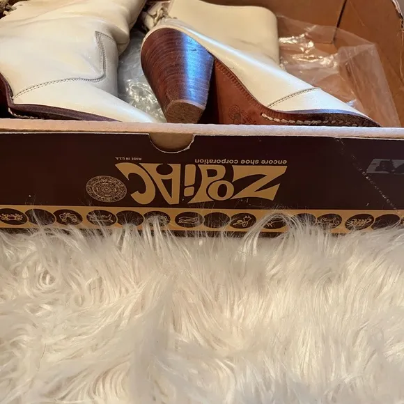 Zodiac Precious Cream 7 1/2 Western Boots with box